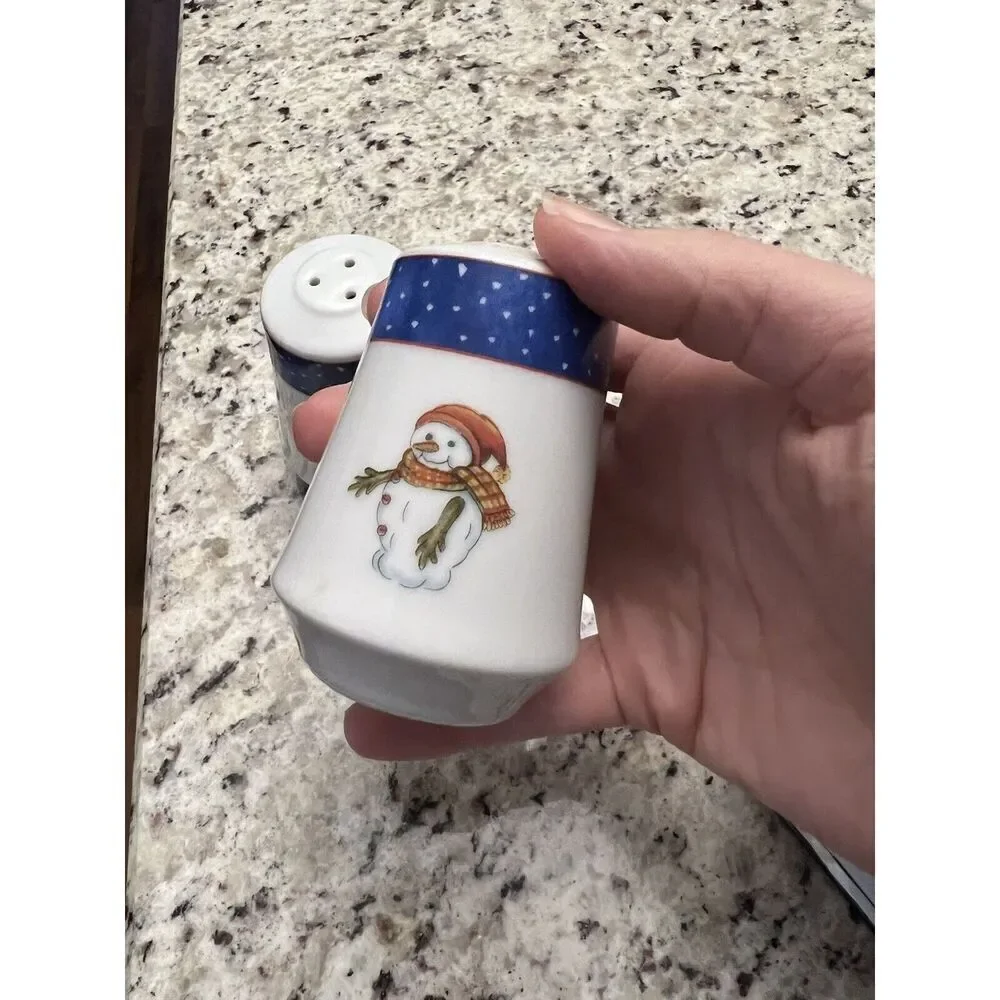 VINTAGE CHRISTMAS SALT & PEPPER SHAKERS